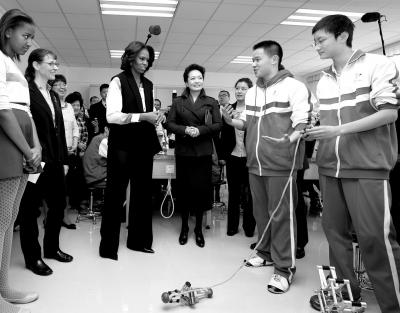 昨天上午，彭麗媛與米歇爾共同參觀北師大二附中，觀看學(xué)生們演示自己設(shè)計(jì)制作的幾何機(jī)器人。