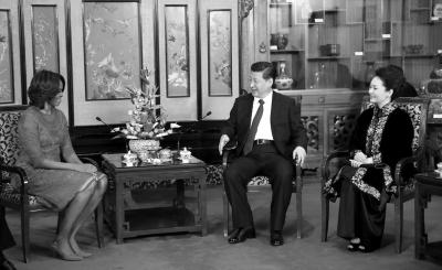 昨晚，國(guó)家主席習(xí)近平和夫人彭麗媛在北京釣魚臺(tái)國(guó)賓館會(huì)見美國(guó)總統(tǒng)奧巴馬夫人米歇爾。