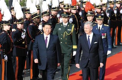 30日，習(xí)近平在會(huì)見(jiàn)比利時(shí)國(guó)王菲利普前，出席菲利普國(guó)王在王宮廣場(chǎng)舉行的隆重歡迎儀式。新華社發(fā)