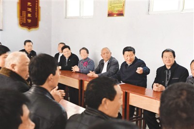 3月17日，習(xí)近平在河南省蘭考縣東壩頭鄉(xiāng)張莊村村委會與干部群眾座談，聽取意見和建議。