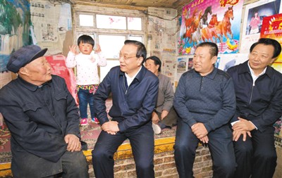 3月27日，李克強(qiáng)在內(nèi)蒙古自治區(qū)翁牛特旗橋頭鎮(zhèn)太平莊村看望貧困戶。