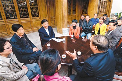 3月23日，劉云山在陜西省咸陽市禮泉縣煙霞鎮(zhèn)袁家村與基層干部群眾座談，聽取對教育實(shí)踐活動的意見建議。