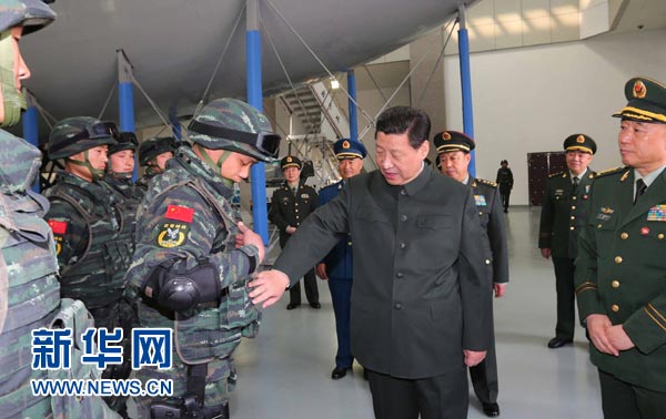 這是習(xí)近平同特戰(zhàn)隊員親切交談，詳細詢問他們的教學(xué)訓(xùn)練和生活情況。