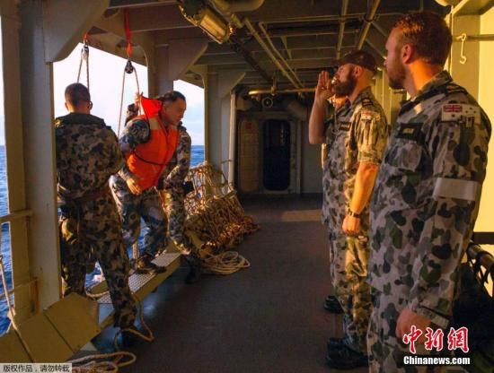 　據(jù)澳大利亞海軍4月11日發(fā)布的圖片顯示，中澳海軍海上聯(lián)合搜尋失聯(lián)客機(jī)。據(jù)悉，澳大利亞總理當(dāng)天表示，澳方執(zhí)行搜尋失聯(lián)客機(jī)任務(wù)的搜救人員已獲知黑匣子的大致位置。