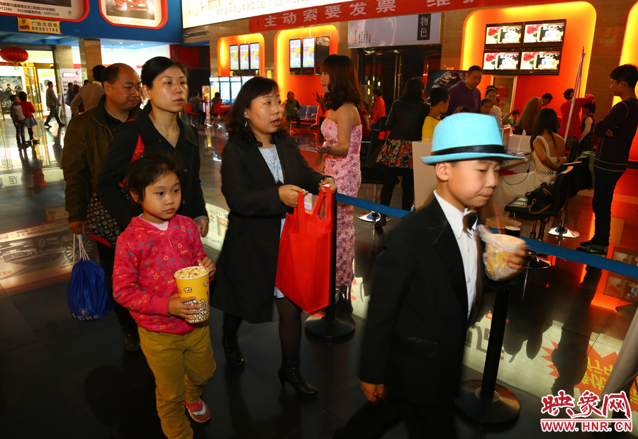 觀(guān)眾進(jìn)入影院觀(guān)看微電影《小英雄》