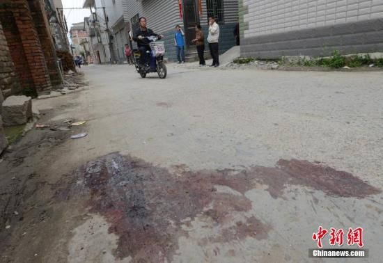 4月28日，福建省福州市閩侯縣發(fā)生一起惡性駕車撞人事件，圖為事發(fā)現(xiàn)場血跡斑斑。中新社發(fā) 劉可耕 攝