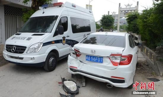  4月28日，福建省福州市閩侯縣發(fā)生一起惡性駕車撞人事件，圖為被撞車輛損毀嚴(yán)重。經(jīng)初查，該肇事男子叫林某新（漢族，37歲，福州長樂人），因婚姻問題，情緒失控，駕車從閩侯縣青口鎮(zhèn)往尚干鎮(zhèn)方向，沿奔馳大道行駛，連續(xù)撞人。中新社發(fā) 劉可耕 攝