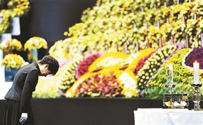 4月29日，韓國(guó)總統(tǒng)樸槿惠為“歲月”號(hào)沉沒(méi)客輪死難者默哀圖片/IC