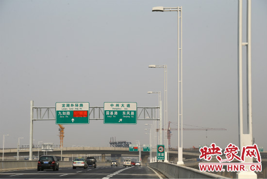 市民可通過北三環(huán)快速路高架橋直達東區(qū)。