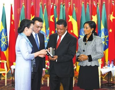 李克強(qiáng)總理與夫人程虹當(dāng)?shù)貢r(shí)間6日上午同埃塞總統(tǒng)穆拉圖夫婦在國(guó)家宮會(huì)見(jiàn)。會(huì)見(jiàn)后，程虹將自己的著作和譯著贈(zèng)送給姆拉圖總統(tǒng)夫婦。