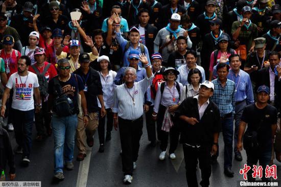 5月9日，泰國(guó)反政府示威者在素帖（中）的領(lǐng)導(dǎo)下在曼谷市中心游行。