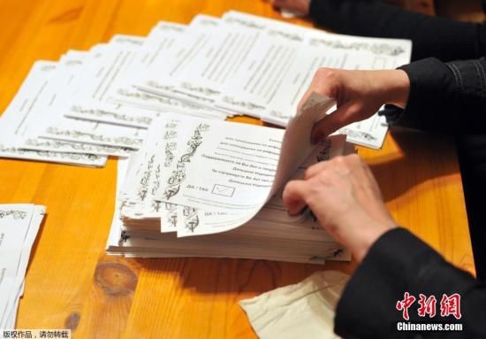　　當(dāng)?shù)貢r間2014年5月11日，烏克蘭東部地區(qū)選舉工作人員開始公投計(jì)票工作。