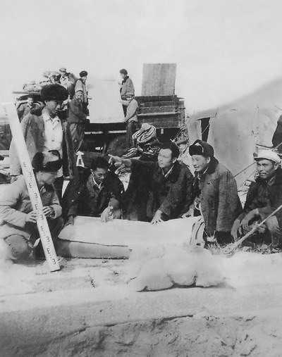 焦裕祿(前中)在蘭考沙區(qū)現(xiàn)場組織抗災