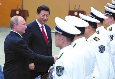 習(xí)近平與普京共同出席中俄聯(lián)合軍演開幕式。