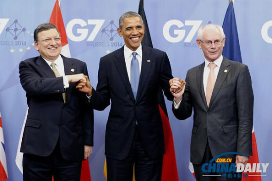 資料圖：6月4日，歐洲理事會(huì)主席范龍佩（右）和歐盟委員會(huì)主席巴羅佐（左）在會(huì)場門口歡迎前來與會(huì)的美國總統(tǒng)奧巴馬。由歐盟主持的七國集團(tuán)領(lǐng)導(dǎo)人會(huì)晤4日晚間在布魯塞爾開幕，烏克蘭問題成為本次峰會(huì)核心議題。（新華社發(fā) 歐盟理事會(huì)供圖）