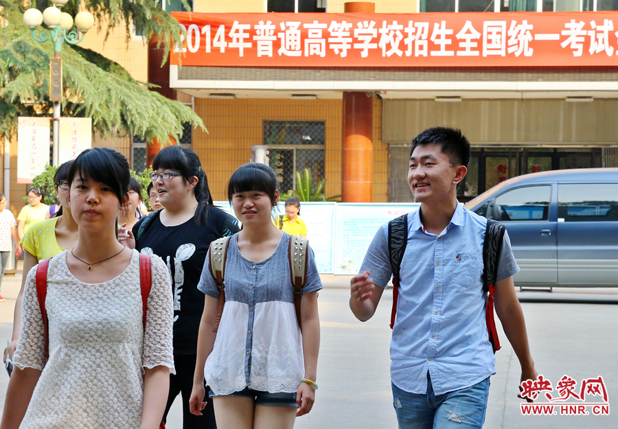 最后一門考試結(jié)束后，考生們一臉輕松的走出考場(chǎng)