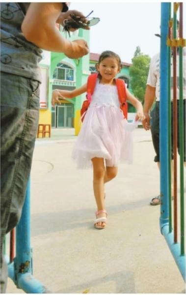 　　昨日，潛江市浩口鎮(zhèn)第三小學(xué)已被戒嚴(yán)，下午幼兒園學(xué)生放學(xué)時(shí)，一些家長(zhǎng)前來接孩子