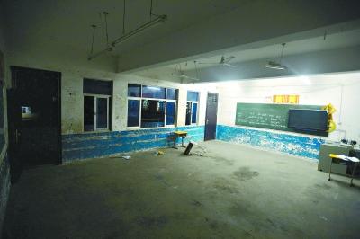 　　昨晚10時(shí)，事發(fā)教室里的書桌幾乎被搬空，一個(gè)損壞的書桌倒在地上