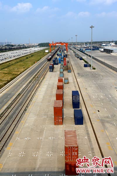 深處中原腹地的鄭州卻提出了一個響亮的口號，要打造成為中西部地區(qū)對外貿易的“無水港”。