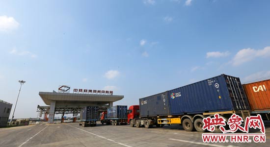 一頭連著生產，一頭牽著消費，現(xiàn)代物流業(yè)成為經(jīng)濟運行的血脈。