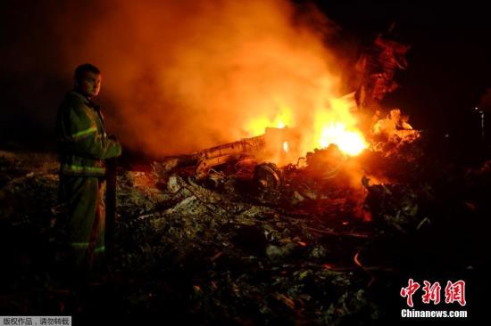 圖為馬航波音777客機(jī)在頓涅茨克地區(qū)墜毀的現(xiàn)場(chǎng)。