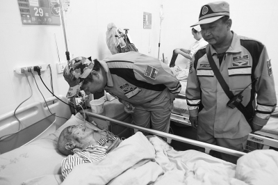 緊張的救援間隙，中國緊急救援河南基地的隊(duì)員還探望了被救的84歲老人。