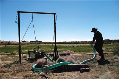 　布日古德起動水泵，等了幾分鐘才有水上來，沒抽一會兒就沒水了，等一陣子才能繼續(xù)抽。