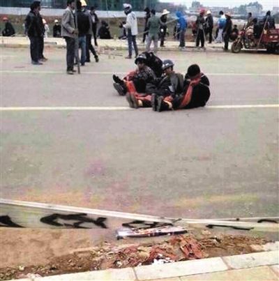 14日，沖突現(xiàn)場(chǎng)，幾名頭戴鋼盔的人被捆綁著。圖/東方IC