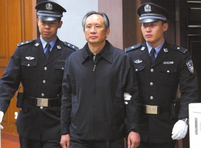 昨天，被告人張曙光在法庭上聽取宣判。新華社發(fā)