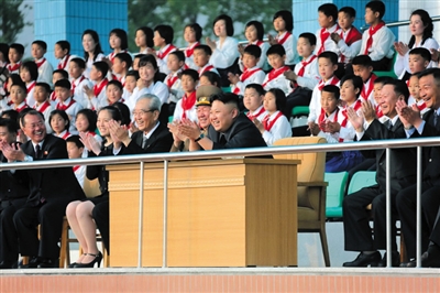 5月2日，金正恩與金與正（前排左二）一起觀看比賽。