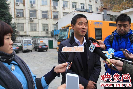 鄭州城市管理局行政執(zhí)法監(jiān)察支隊(duì)二大隊(duì)副大隊(duì)長(zhǎng)杜陸水就“河南省人民會(huì)堂違法戶外廣告”一事，接受媒體采訪