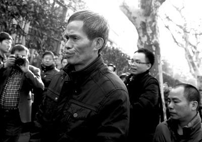 被告人林森浩的父親林尊耀準(zhǔn)備進(jìn)入法院。