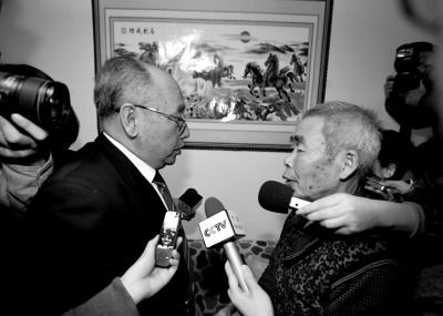 15日，內(nèi)蒙古高院副院長趙建平（左）帶隊向呼格吉勒圖父母送達再審法律文書。