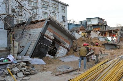 坍塌事故發(fā)生后，房屋傾倒在地面上。記者 徐曉帆/攝