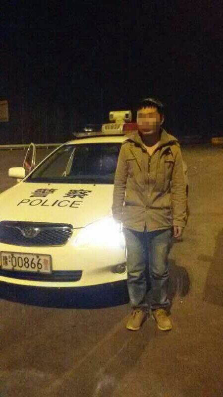 男子被父親拋棄后，在高速交警的幫助下才得以回家。