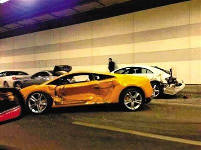 一目擊者出示照片，隧道內(nèi)，事發(fā)時還停著多輛車，其中一輛黃色豪車車門明顯內(nèi)凹，另一白色車車尾損毀嚴重。