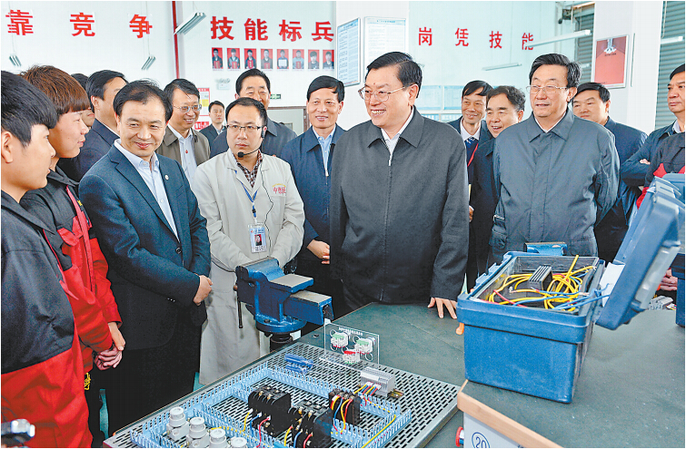 4月14日上午，中共中央政治局常委、全國人大常委會委員長張德江在許昌技術(shù)經(jīng)濟(jì)學(xué)校與血神們親切交談。