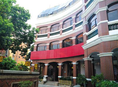 泉州多名干部稱，2010年下半年，徐鋼每周至少三天的下午在這幢建筑的地下酒窖。