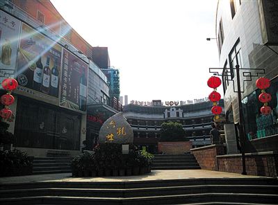 六井孔主打餐飲娛樂項目，泉州一些官員認為這與文化創(chuàng)意產(chǎn)業(yè)難有關(guān)聯(lián)。