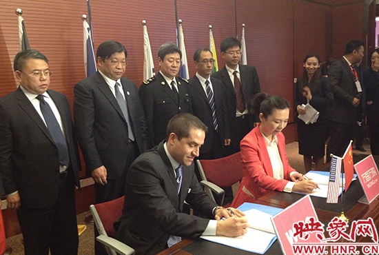 4月21日，河南省跨境電商全球戰(zhàn)略合作“我們就是世界”主題新聞發(fā)布會(huì)暨全球供應(yīng)商簽約儀式順利召開(kāi)。