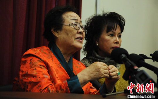 圖為慰安婦受害者李容洙（Lee Yong Soo。圖左）發(fā)表講話，要求安倍正式道歉。