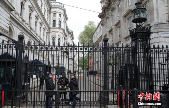 5月7日，英國(guó)舉行大選，英國(guó)首相府所在地唐寧街10號(hào)加強(qiáng)安保。民調(diào)顯示，英國(guó)兩大政黨保守黨和工黨的支持率不相上下，此次大選被稱(chēng)為英國(guó)近40年來(lái)最難預(yù)測(cè)結(jié)果的一次大選。<a target='_blank' ><p  align=