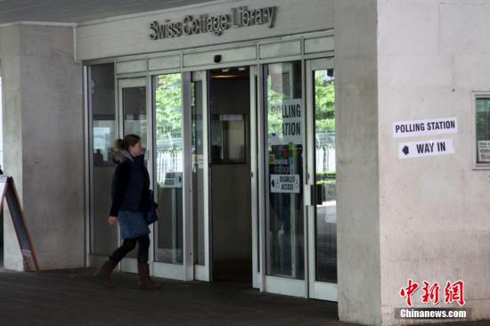 月7日，英國(guó)舉行大選，650個(gè)選區(qū)的選民前往投票站，選出代表各自選區(qū)的國(guó)會(huì)議員，贏得全國(guó)超過(guò)半數(shù)選區(qū)議席(即超過(guò)325個(gè)席位)的政黨，則獲得執(zhí)政權(quán)。圖為一名選民進(jìn)入投票站投票。<a target='_blank' ><p  align=