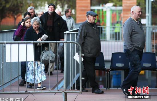 2015年英國(guó)大選投票已經(jīng)于當(dāng)?shù)貢r(shí)間5月7日早7點(diǎn)(北京時(shí)間7日下午14時(shí))開(kāi)始。選民將在首相卡梅倫領(lǐng)導(dǎo)的保守黨、米利班德領(lǐng)導(dǎo)的工黨及其他一些小黨中做出抉擇，投票結(jié)果將于8日出爐。