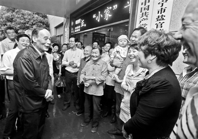 5月8日，王岐山與海寧市鹽官鎮(zhèn)桃園村黨委班子成員、老黨員和群眾親切交流供圖/新華社