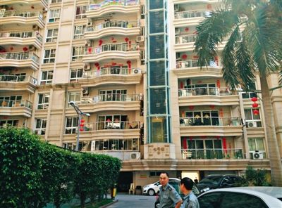 泉州鬧市區(qū)刺桐路上一小區(qū)。5月5日凌晨，泉州安監(jiān)局調(diào)研員謝清平在7號樓自殺。