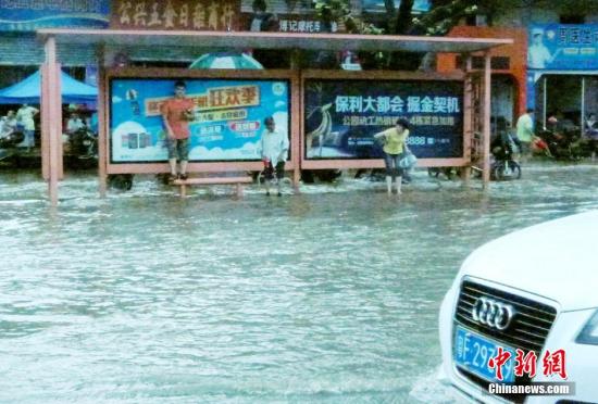 圖為暴雨持續(xù)兩小時(shí)，韶關(guān)市區(qū)又變“水城”。陳惠賢 攝