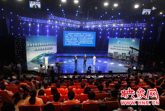 16日上午，河南電視臺(tái)1500平米演播廳內(nèi)座無(wú)虛席。