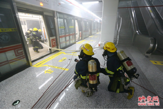 人員疏散完畢后，消防隊員開始滅火