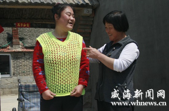 王炳鳳正在陪女兒鍛煉。記者 李偉 攝